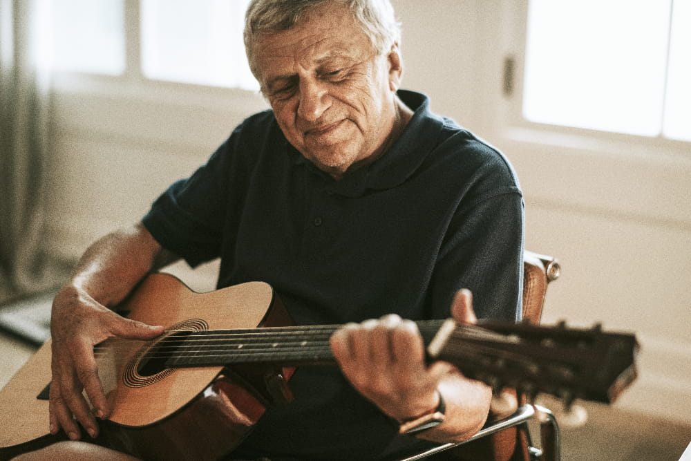 anciano tocando la guitarra