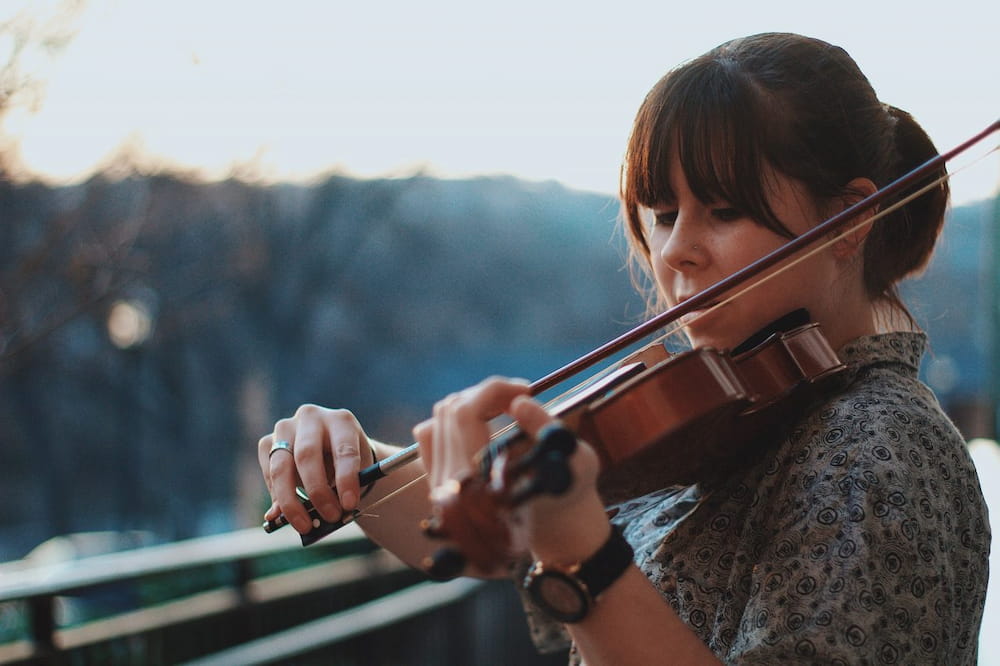 mujer tocando el violin