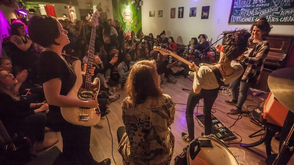 grupo de música formado por mujeres tocando en directo