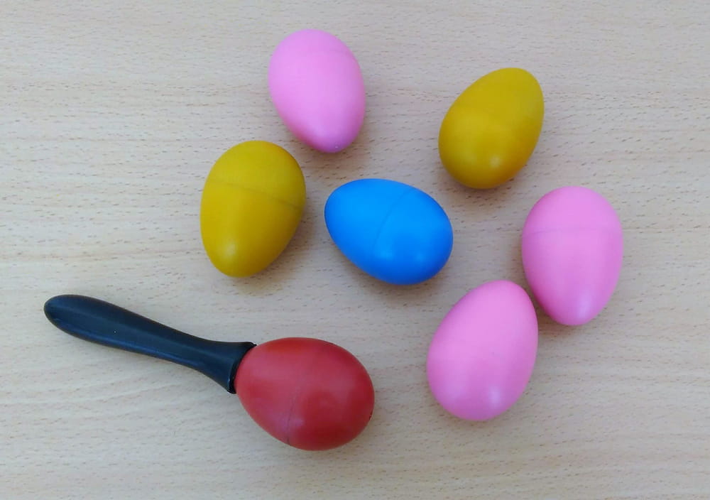 sonajeros musicales en forma de huevos de colores