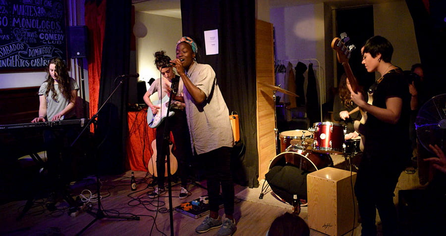 banda de mujeres tocando musica en una jam session en Barcelona